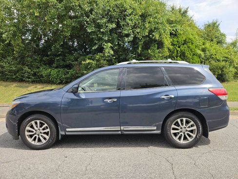 Used 2015 Nissan Pathfinder SL w/ SL Premium Package FWD image 2