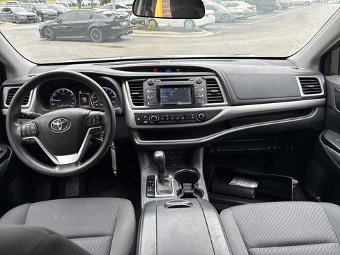 Used 2017 Toyota Highlander LE AWD/4WD image 28