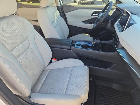 Used 2025 Nissan Rogue SV image 10