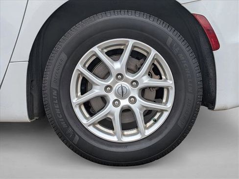 Used 2021 Chrysler Pacifica Touring-L w/ Uconnect Theater Family Group FWD image 21