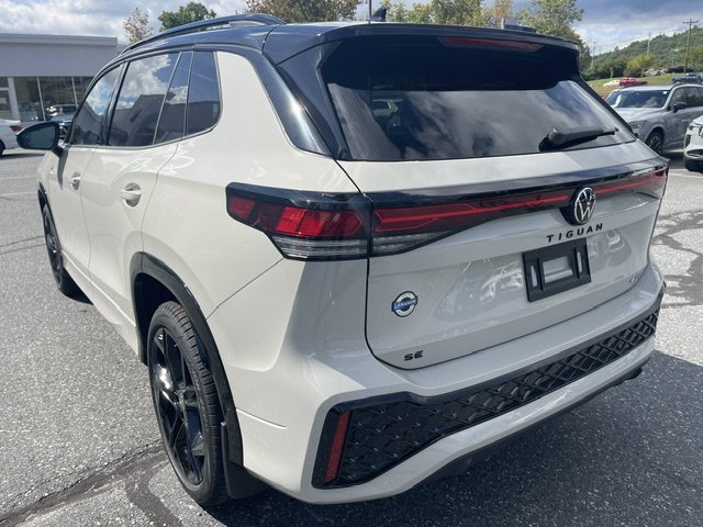 New 2026 Volkswagen Tiguan SE R-Line AWD/4WD image 2