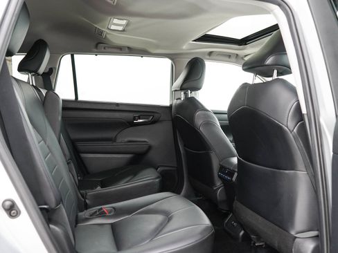 Used 2021 Toyota Highlander XLE AWD/4WD image 14