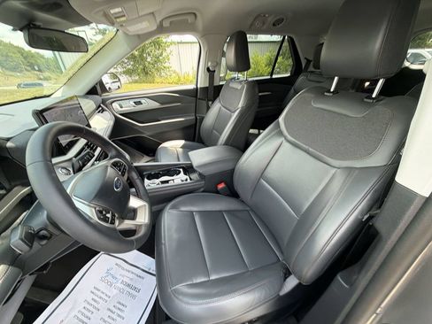 Used 2025 Ford Explorer Active w/ Active Comfort Package AWD/4WD image 17