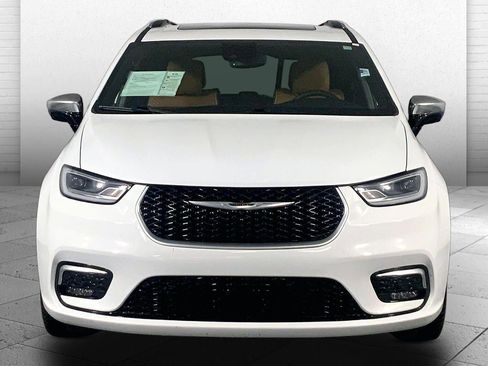 Used 2023 Chrysler Pacifica Pinnacle FWD image 2