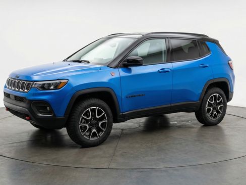 Used 2025 Jeep Compass Trailhawk image 3