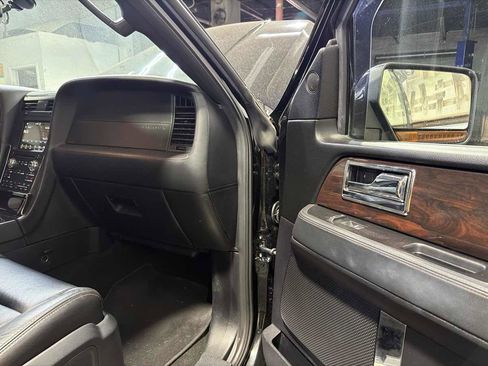 Used 2017 Lincoln Navigator Reserve image 28