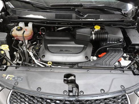 Used 2022 Chrysler Pacifica Touring-L w/ Uconnect Theater Family Group image 8