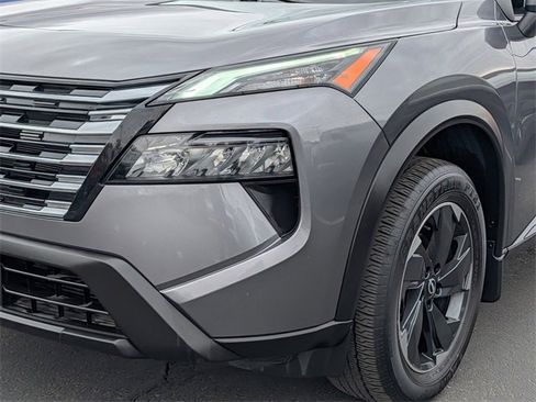 Used 2024 Nissan Rogue SV image 2
