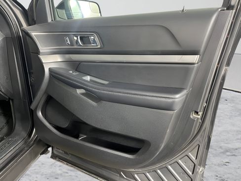Used 2018 Ford Explorer XLT w/ Equipment Group 202A AWD/4WD image 16