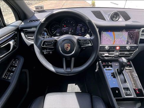 Certified 2025 Porsche Macan AWD/4WD image 11