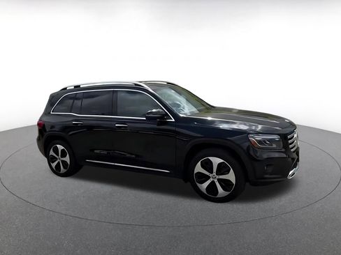 Used 2025 Mercedes-Benz GLB 250 4MATIC image 2
