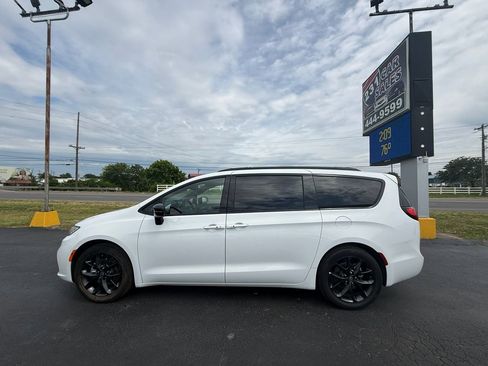 Used 2025 Chrysler Pacifica Limited FWD image 7