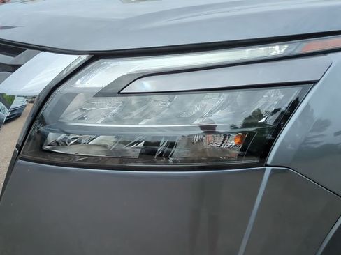Used 2025 Nissan Pathfinder SV FWD image 9