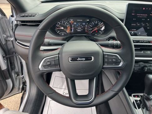 Used 2025 Jeep Compass Trailhawk image 13