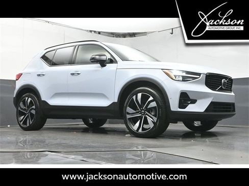 Used 2025 Volvo XC40 B5 Plus w/ Protection Package Premier image 41