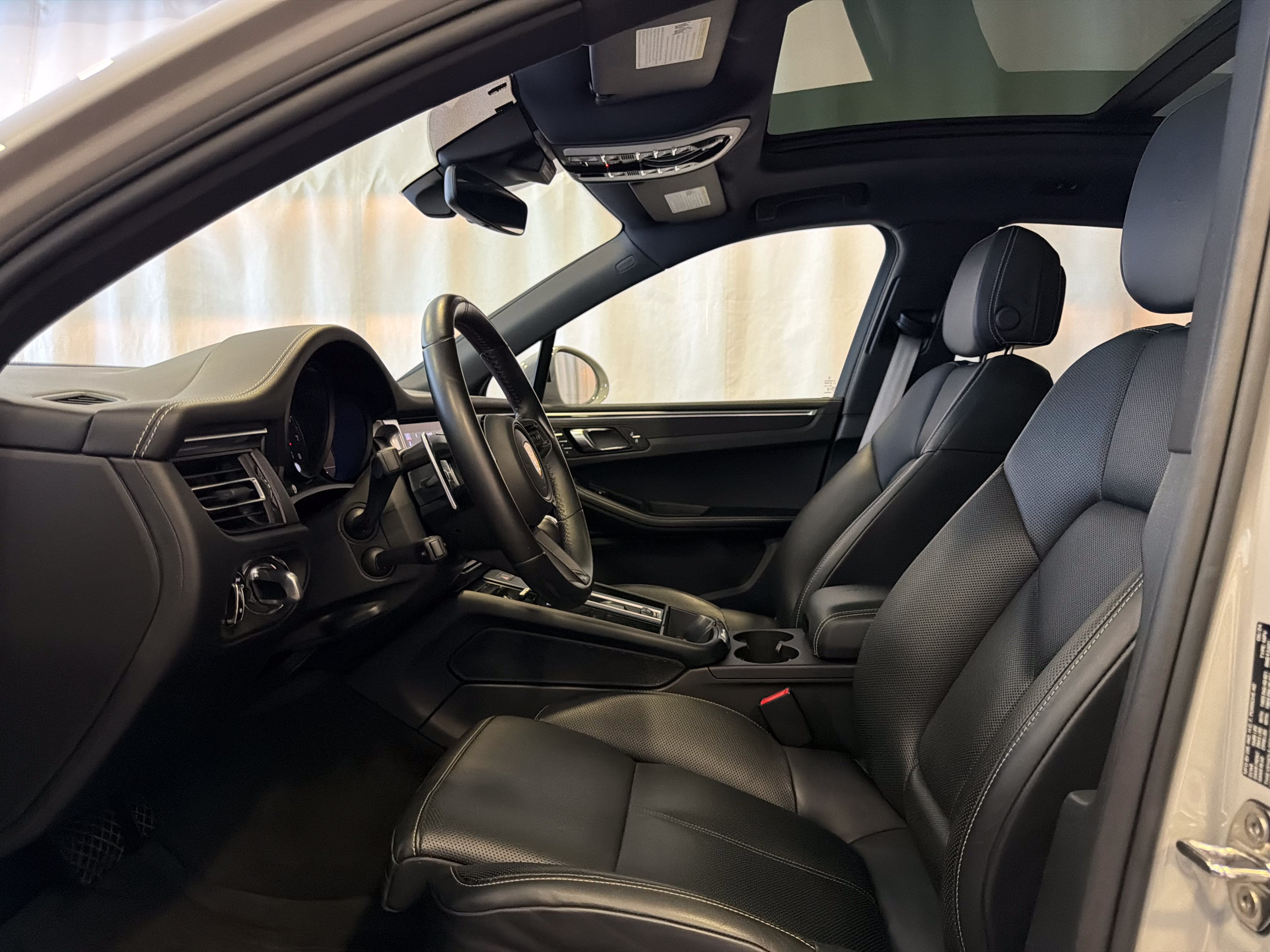 Certified 2024 Porsche Macan GTS AWD/4WD image 5