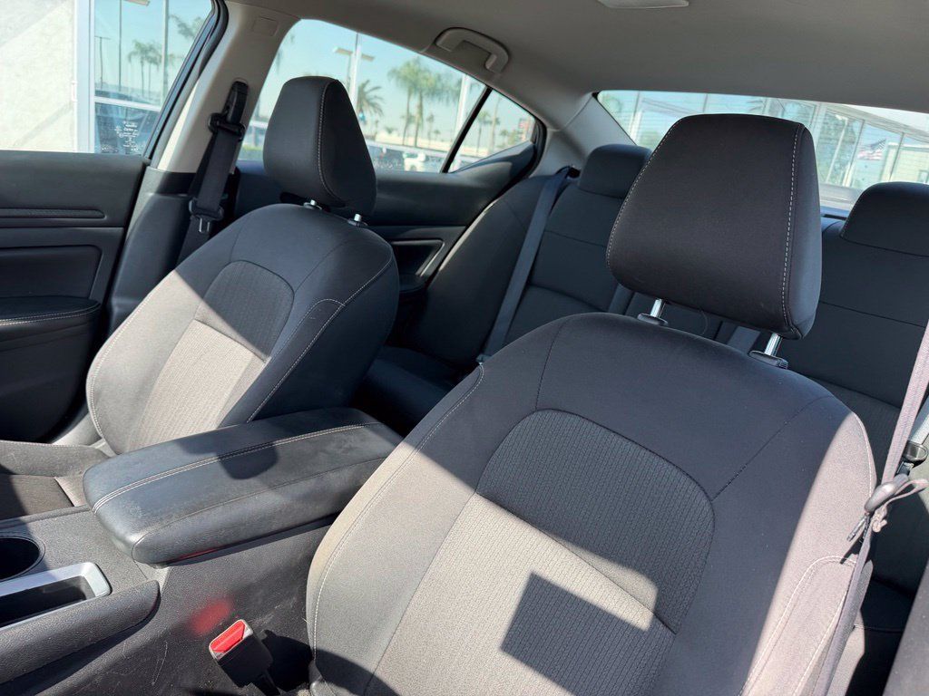 Used 2025 Nissan Altima 2.5 SV FWD image 12