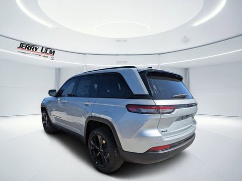 New 2025 Jeep Grand Cherokee Limited w/ Black Appearance Package image 5