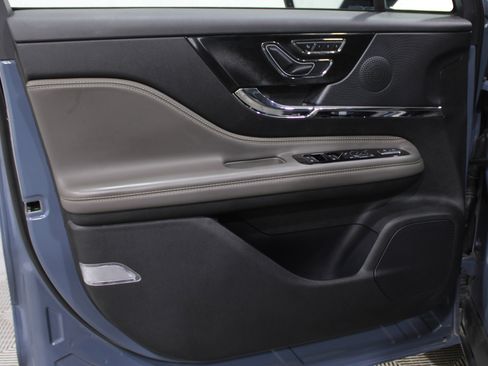 Certified 2023 Lincoln Corsair Standard w/ Equipment Group 101A image 5