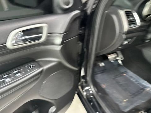 Used 2019 Jeep Grand Cherokee Altitude AWD/4WD image 13