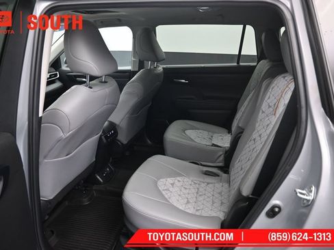 Used 2023 Toyota Highlander Bronze Edition AWD/4WD image 10