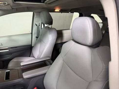 Used 2024 Toyota Sienna XLE FWD image 6