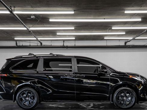 Used 2025 Toyota Sienna XLE Woodland Edition image 6