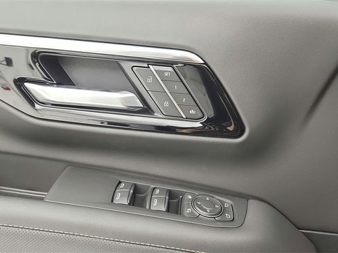 New 2025 Chevrolet Suburban Premier image 24