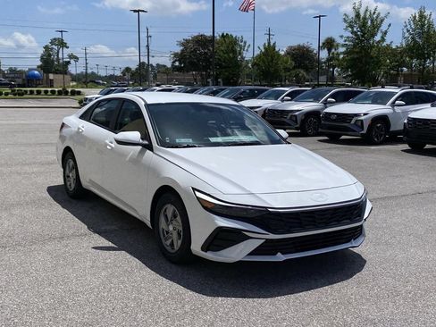 New 2026 Hyundai Elantra SE FWD image 2