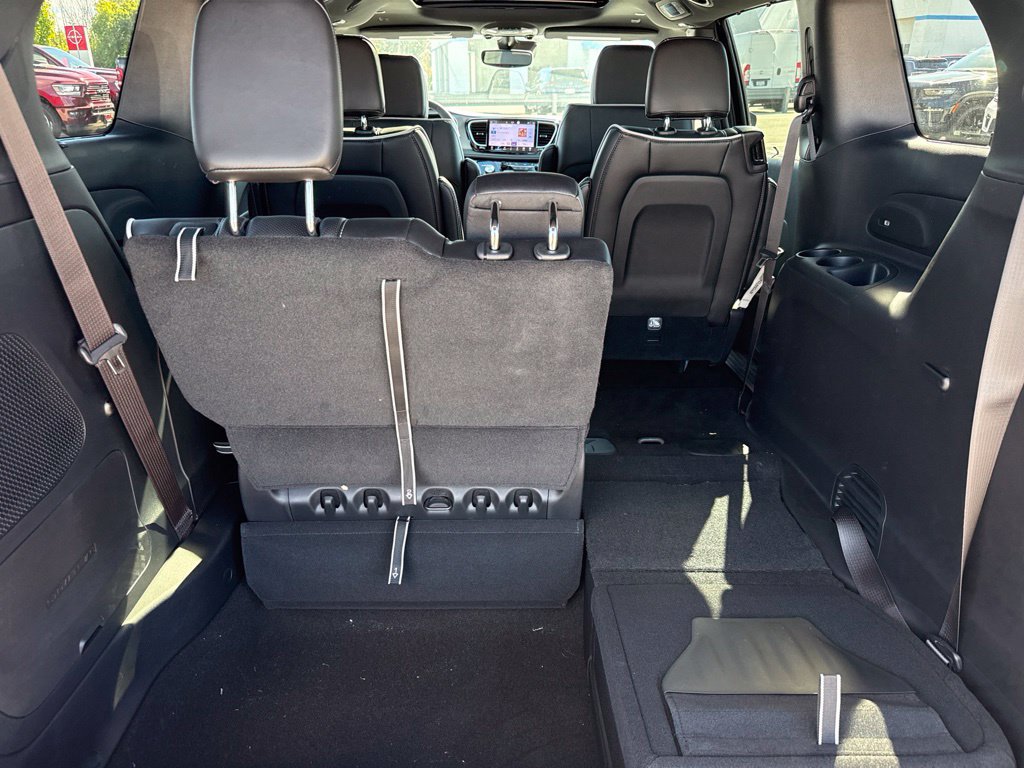 New 2027 Chrysler Pacifica Limited w/ Family Tech Group AWD/4WD image 19