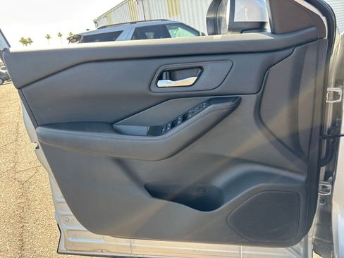 Used 2025 Nissan Rogue SV AWD/4WD image 18
