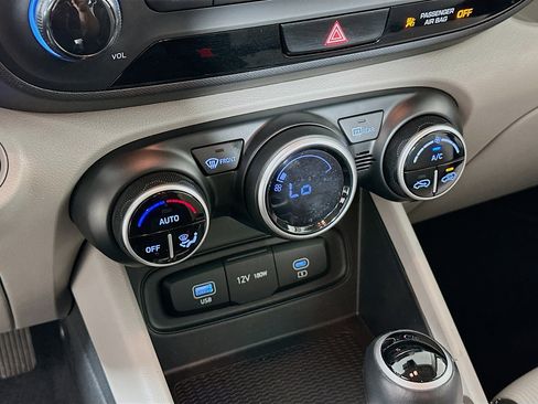 Used 2025 Hyundai Venue SEL image 23