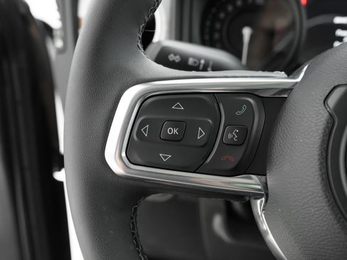 Used 2025 Jeep Wrangler Unlimited Sahara AWD/4WD image 19