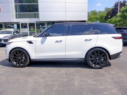 Used 2025 Land Rover Range Rover Sport SE AWD/4WD image 2