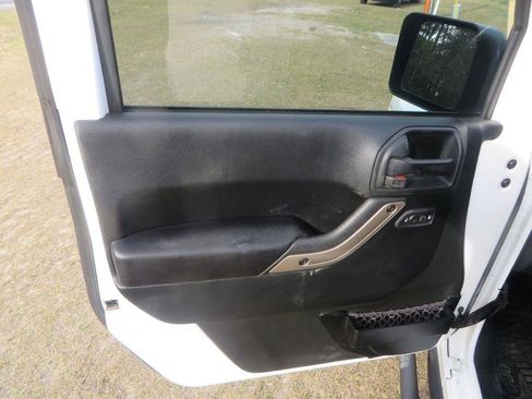 Used 2016 Jeep Wrangler Unlimited Sahara image 10