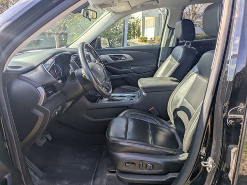 Used 2020 Chevrolet Traverse LT image 21