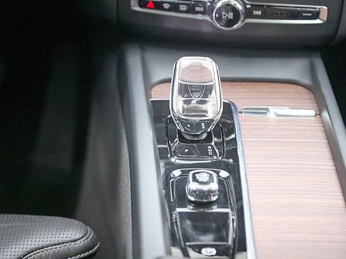 Used 2023 Volvo XC60 B6 Ultimate w/ Protection Package Premier image 32