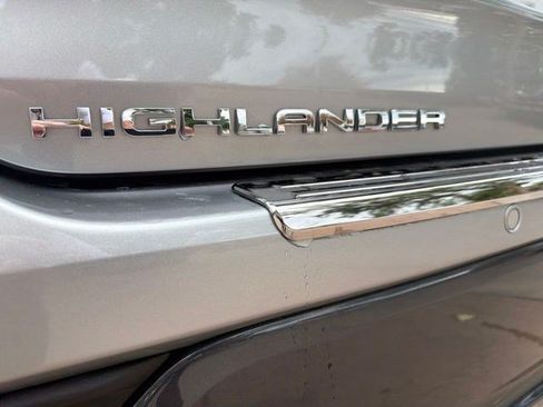 Used 2024 Toyota Highlander Limited AWD/4WD image 12