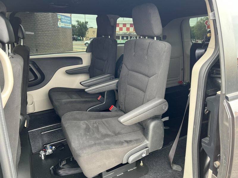 Used 2017 Dodge Grand Caravan SE FWD image 34