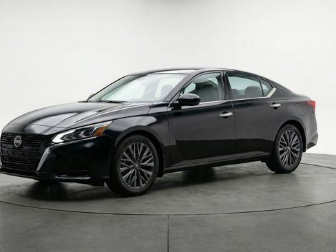 Used 2025 Nissan Altima 2.5 SV image 3