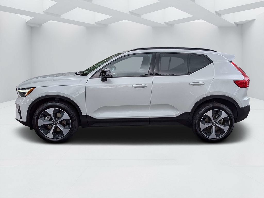 Certified 2026 Volvo XC40 B5 Plus AWD/4WD image 6