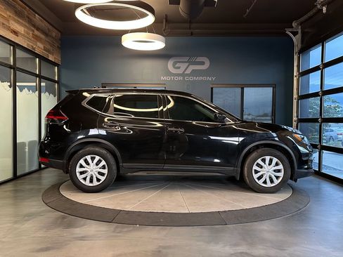Used 2019 Nissan Rogue S FWD image 2