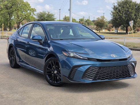 Used 2025 Toyota Camry SE FWD image 2
