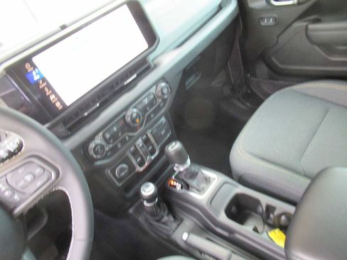 Used 2025 Jeep Wrangler Sport S image 29