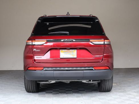 Used 2025 Jeep Grand Cherokee Limited w/ Black Appearance Package AWD/4WD image 11