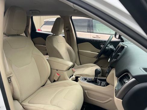 Used 2019 Jeep Cherokee Latitude w/ Popular Appearance Group image 30