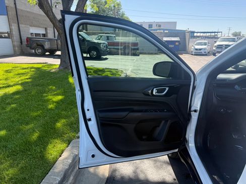Used 2026 Jeep Compass Latitude AWD/4WD image 19