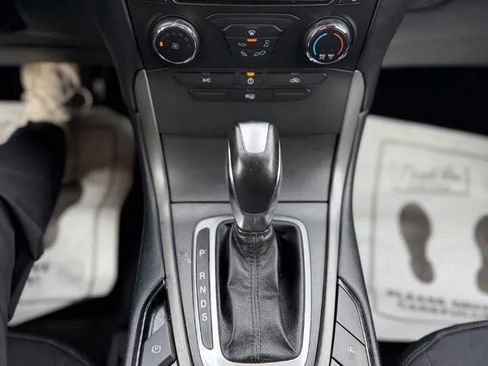 Used 2018 Ford Edge SE FWD image 16