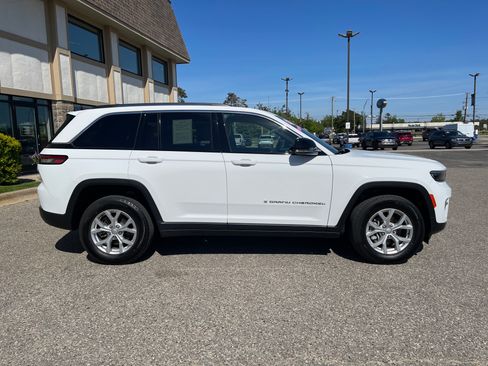 Used 2023 Jeep Grand Cherokee Limited AWD/4WD image 2