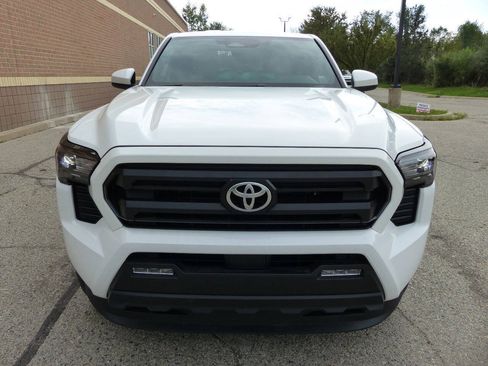 Used 2025 Toyota Tacoma SR5 AWD/4WD image 15